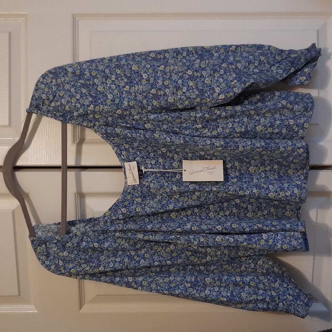 Universal Thread Top. Nwt.